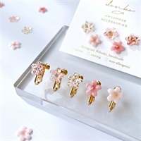 陽春桜＊さくらとスワロフスキーのミニピアス／イヤリング(イヤリング／ネジバネ式ニッケルフリー+630円)