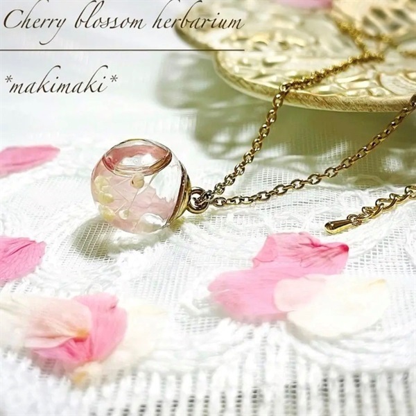 季節を愛でる、大人の桜ネックレス
