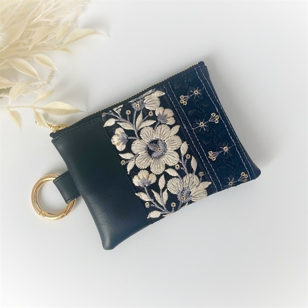 インド刺繍リボン【マーガレット風大輪花のミニポーチ】〜ブラック×ゴールド〜