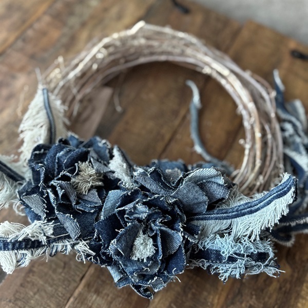 デニムフラワー壁掛けリース