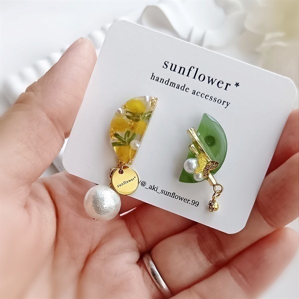 春待ちミモザのアシンメトリーなピアス・イヤリング(サージカルステンレスピアス)