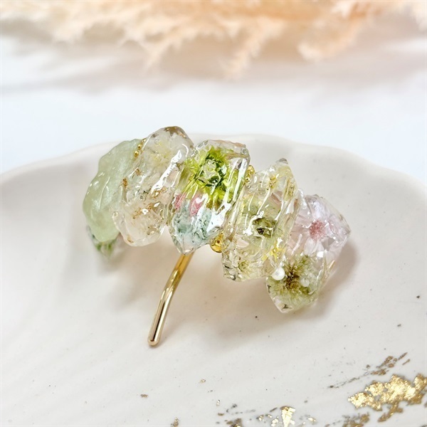 鉱石のポニーフック（グリーン）｜本物のお花を閉じ込めた レジンアクセサリー
