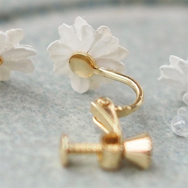 思い出の花ピアス／イヤリング(イヤリング（ねじバネ式）)