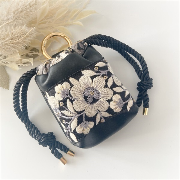 インド刺繍リボン【マーガレット風フラワーの巾着ポーチ】　