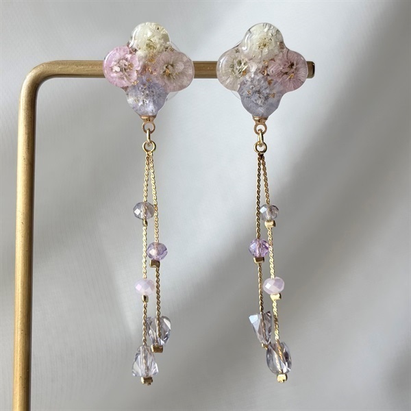 ライラックのクローバー ピアス｜縦に揺れるデザイン