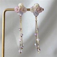 ライラックのクローバー ピアス｜縦に揺れるデザイン