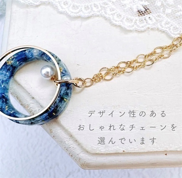 透明感溢れるお花のネックレス(ブルー)