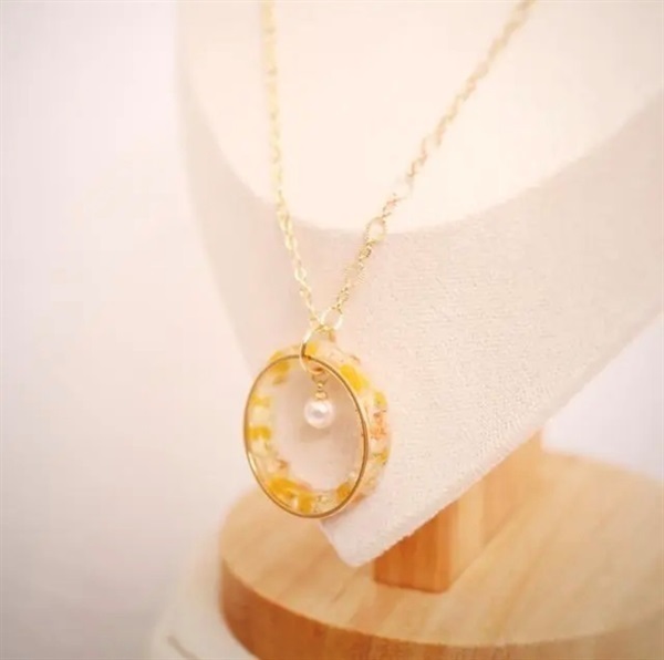 透明感溢れるお花のネックレス(イエロー)