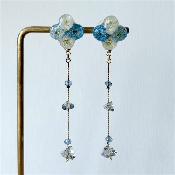 ブルーのクローバーピアス｜揺れるデザイン レジン×ドライフラワーアクセサリー