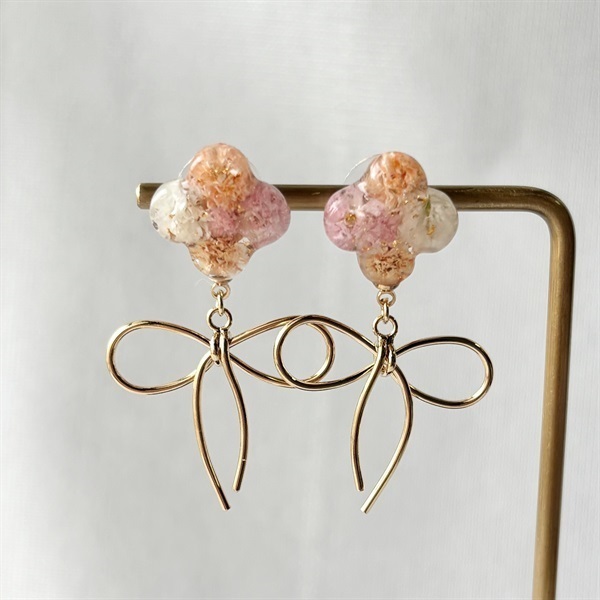 クローバーリボン ピアス｜揺れるリボン×レジン×ドライフラワー