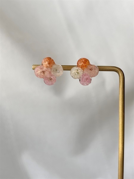 かすみ草のクローバー ピアス(アプリコット)
