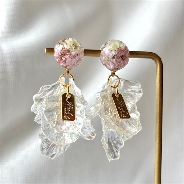 花びらと光のピアス