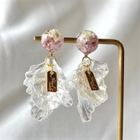 花びらと光のピアス