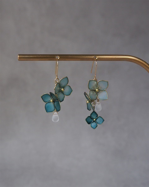 紫陽花の耳飾り《saxe blue》(フックピアス（サージカルステンレス）)