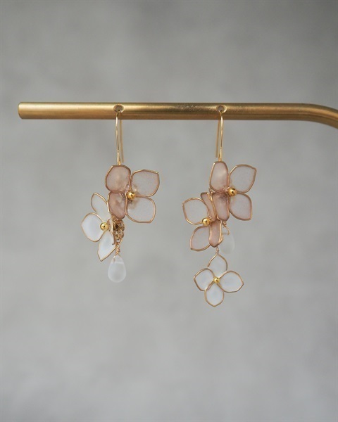 紫陽花の耳飾り《amber white》(フックピアス（サージカルステンレス）)